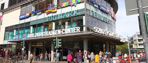Das kleinste der vier Einkaufszentren. Genau genommen befindet sich das „Schloss-Strassen-Center“ am Walther-Schreiber-Platz. Früher stand dort ein Hertie-Kaufhaus.