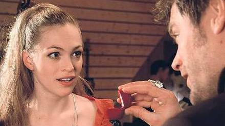 Double Feature. Eddy (Ken Duken) will Eloise (Julie Engelbrecht) erst heiraten und dann mit ihr die Charts stürmen. Foto: ZDF