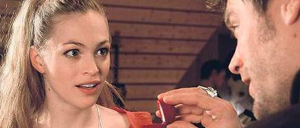 Double Feature. Eddy (Ken Duken) will Eloise (Julie Engelbrecht) erst heiraten und dann mit ihr die Charts stürmen. Foto: ZDF