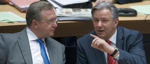 Koalitionäre Henkel und Wowereit. Falls der Innensenator aus der Affäre um den Berliner V-Mann nicht mehr herauskommt, wäre das wohl das Ende von Rot-Schwarz in Berlin.