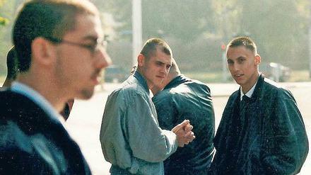 Der Helfer der Terrorgruppe: Ralf Wohlleben (rechts) und der spätere NSU-Mann Uwe Böhnhardt (Mitte) kannten sich seit den neunziger Jahren (hier ein Archivbild von 1996). Wohlleben besorgte später die Waffe, mit der die Bande neun Menschen erschoss. 