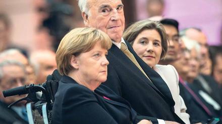 Herausragende Gestalt. Eingerahmt von Bundeskanzlerin Angela Merkel und seiner Frau Maike Kohl-Richter nahm Altkanzler Kohl an dem Festakt im Deutschen Historischen Museum in Berlin teil. 