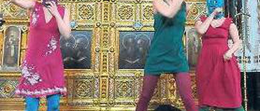 Vor dem Altar. Mitglieder von Pussy Riot am 21. Februar dieses Jahres. Foto: dpa