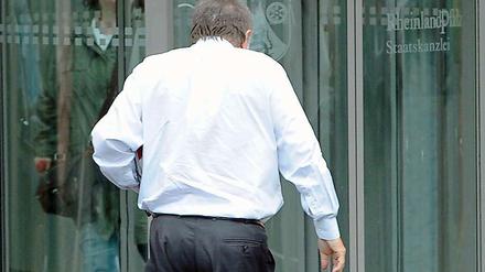 Ende einer Dienstfahrt. Der rheinland-pfälzische Ministerpräsident Kurt Beck hat immer angepackt. Nach 18 Jahren will er sein Amt nun übergeben. 