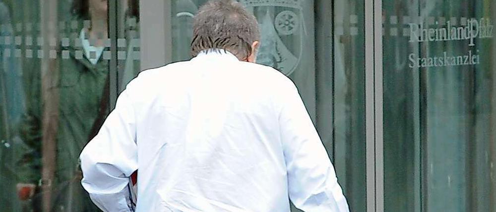 Ende einer Dienstfahrt. Der rheinland-pfälzische Ministerpräsident Kurt Beck hat immer angepackt. Nach 18 Jahren will er sein Amt nun übergeben.