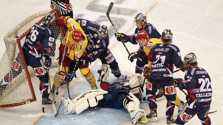 Tumulte vor dem Tor: Bei den Eisbären lichten sich hinten die Reihen.