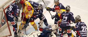 Tumulte vor dem Tor: Bei den Eisbären lichten sich hinten die Reihen.
