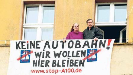 Plakate gegen Verkehrsplaner: Auf einem Balkon in der Beermannstraße in Alt-Treptow protestieren Bewohner gegen den Abriss ihres Hauses. In diesem Fall erfolglos: Dieses Haus mit der Nummer 22 wird für die Autobahn-Verlängerung abgerissen. Zwei Nachbarhäuser aber bleiben stehen.