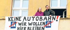 Plakate gegen Verkehrsplaner: Auf einem Balkon in der Beermannstraße in Alt-Treptow protestieren Bewohner gegen den Abriss ihres Hauses. In diesem Fall erfolglos: Dieses Haus mit der Nummer 22 wird für die Autobahn-Verlängerung abgerissen. Zwei Nachbarhäuser aber bleiben stehen.
