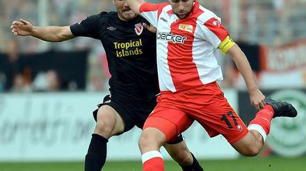 Ex-Cottbuser und Union-Kapitän Torsten Mattuschka (r.) im Zweikampf mit Ivica Banovic.
