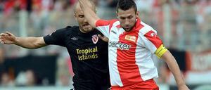 Ex-Cottbuser und Union-Kapitän Torsten Mattuschka (r.) im Zweikampf mit Ivica Banovic.