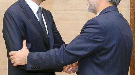Der syrische Präsident Baschar al Assad (links) hat sich iranischer Unterstützung versichert. Am Donnerstag besuchte Teherans Außenminister Ali Akbar Salehi die syrische Hauptstadt Damaskus. 