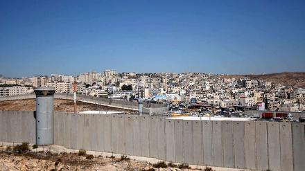 In der Nähe des Qalandia Checkpoint zwischen Ramallah und Jerusalem trennt diese Mauer Israel vom Westjordanland.