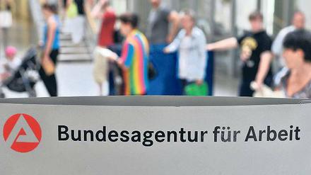 Kaum weniger Jobsuchende: Für die Arbeitsämter bleibt künftig genug zu tun. Foto: dpa