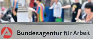 Kaum weniger Jobsuchende: Für die Arbeitsämter bleibt künftig genug zu tun. Foto: dpa