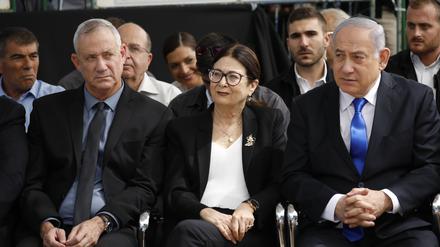 Benny Gantz (l.) und Benjamin Netanjahu (r.) nehmen an einer Gedenkfeier für den ehemaligen Präsidenten Peres teil. 