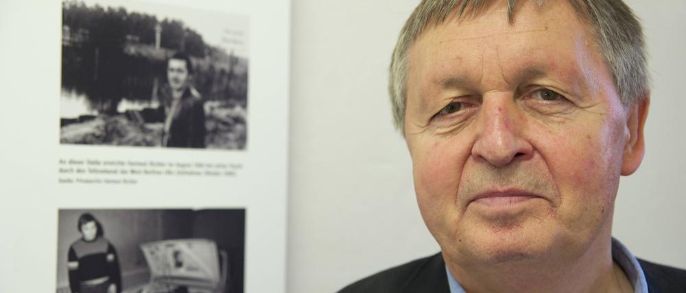 Hartmut Richter steht in der Stasi-Gedenkstätte Lindenstraße in Potsdam vor seiner eigenen Fluchtgeschichte.
