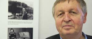 Hartmut Richter steht in der Stasi-Gedenkstätte Lindenstraße in Potsdam vor seiner eigenen Fluchtgeschichte.