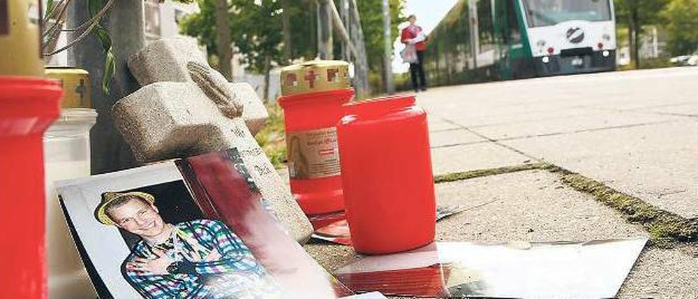 Gedenken. An die Unfallstelle haben Freunde von Kevin P. Kerzen und ein Foto gestellt. 