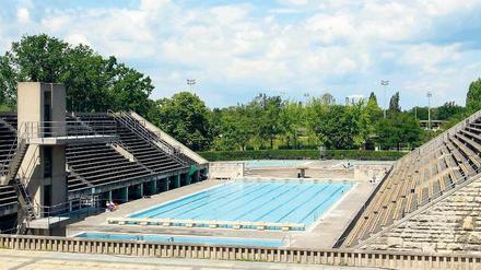 Kostenblock. Das Olympiabad soll teilsaniert werden. Dazu wird es zeitweise geschlossen. Die Tribünen sollen nur soweit gesichert werden, wie es Denkmalschutz und Badebetrieb erfordern.