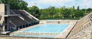 Kostenblock. Das Olympiabad soll teilsaniert werden. Dazu wird es zeitweise geschlossen. Die Tribünen sollen nur soweit gesichert werden, wie es Denkmalschutz und Badebetrieb erfordern.