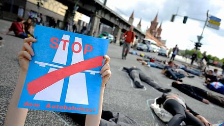 Flashmob gegen den A-100-Ausbau: Hier haben Demonstranten die Oberbaum-Brücke besetzt. 