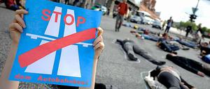 Flashmob gegen den A-100-Ausbau: Hier haben Demonstranten die Oberbaum-Brücke besetzt. 