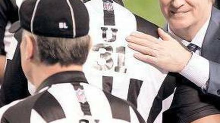 Well, come back. NFL-Chef Roger Goodell begrüßt die Schiedsrichter zurück. Foto: dpa