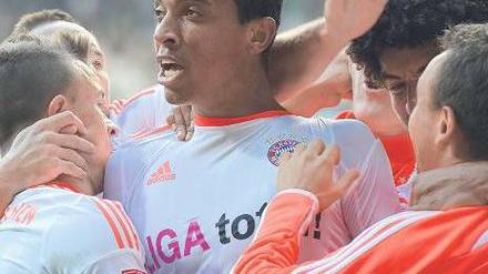 Münchner Feierbiester. Luiz Gustavo (Mitte) erlöste den FC Bayern mit seinem späten Führungstor in Bremen.