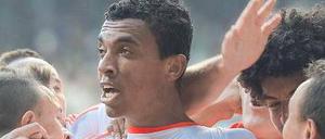 Münchner Feierbiester. Luiz Gustavo (Mitte) erlöste den FC Bayern mit seinem späten Führungstor in Bremen.