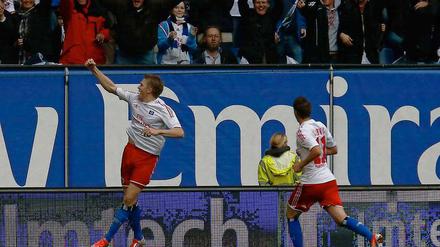 Tors! Artjoms Rudnevs feiert seinen Treffer zum 1:0 gegen Hannover und beschert damit dem HSV das passende Geburtstagsgeschenk zum 125.