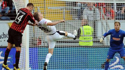 Für mich bitte einen Doppelten! Alexander Meier sicherte mit seinem Doppelpack der Eintracht den Heimsieg.