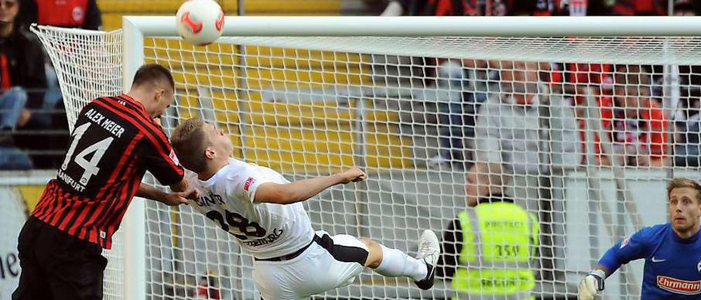 Für mich bitte einen Doppelten! Alexander Meier sicherte mit seinem Doppelpack der Eintracht den Heimsieg.
