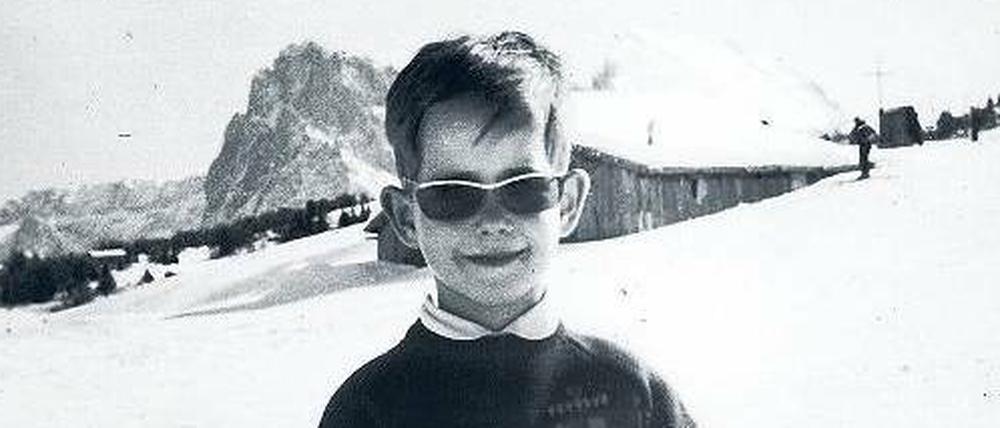 Man ist immer das Kind seiner Eltern, auch als Künstler. Christoph Schlingensief im Skiurlaub, 1966. 