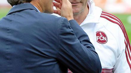 Leidensgenossen: Stuttgarts Bruno Labbadia (l.) und Nürnbergs Dieter Hecking unterhalten sich vor dem Spiel,...