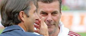 Leidensgenossen: Stuttgarts Bruno Labbadia (l.) und Nürnbergs Dieter Hecking unterhalten sich vor dem Spiel,...