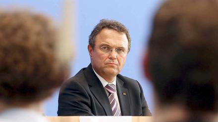 Bundesinnenminister Hans-Peter Friedrich (CSU) sieht einige ostdeutsche Landstriche von Neonazis unterwandert. An den Äußerungen gibt es Kritik.