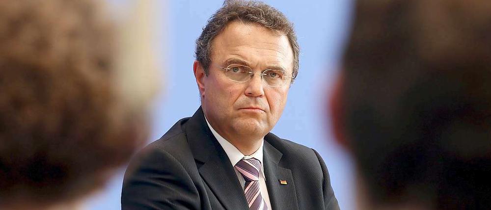 Bundesinnenminister Hans-Peter Friedrich (CSU) sieht einige ostdeutsche Landstriche von Neonazis unterwandert. An den Äußerungen gibt es Kritik.