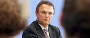 Bundesinnenminister Hans-Peter Friedrich (CSU) sieht einige ostdeutsche Landstriche von Neonazis unterwandert. An den Äußerungen gibt es Kritik.