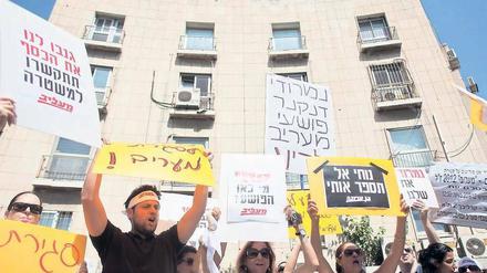 Wut und Frust. Mitarbeiter der Tageszeitung „Ma’ariv“ streiken vor dem Verlagsgebäude in Tel Aviv. 1700 der 2000 Stellen sollen wegfallen. Foto: dpa