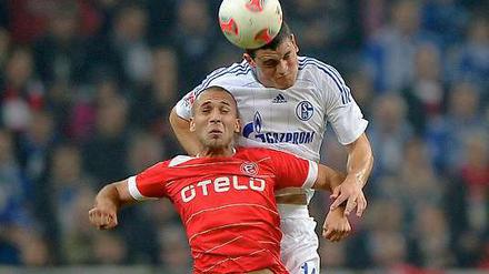 Schalkes Innenverteidiger Kyriakos Papadopoulos (re.) und Düsseldorfs Dani Schahin im Kopfballduell.