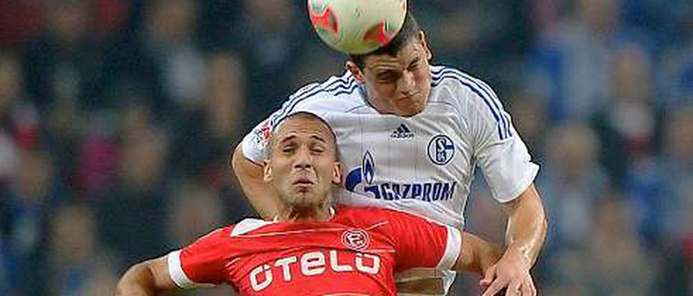 Schalkes Innenverteidiger Kyriakos Papadopoulos (re.) und Düsseldorfs Dani Schahin im Kopfballduell.