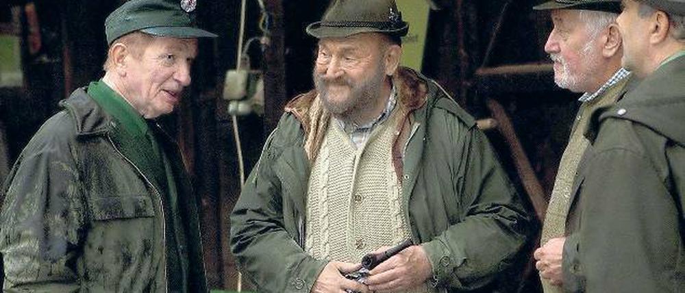 Jagdgesellschaft und Seilschaft. Die verdienten Genossen um Hermann Stein (Rolf Hoppe, Mitte) haben sich zum Ende der DDR manchen Gefallen getan. Foto: ZDF
