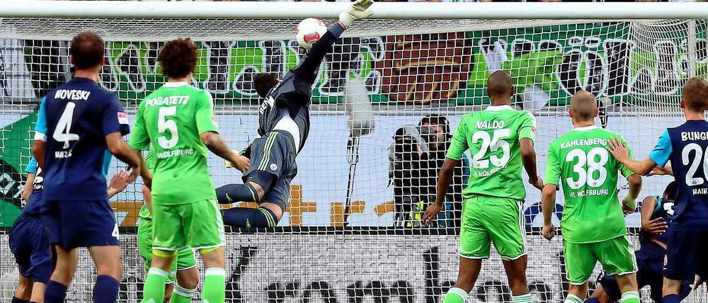 Diego Benaglio fliegt vergebens. Das 1:0 für Mainz kann der VfL-Torwart nicht verhindern. Am Ende siegen die Mainzer glücklich mit 2:0.
