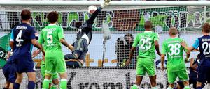 Diego Benaglio fliegt vergebens. Das 1:0 für Mainz kann der VfL-Torwart nicht verhindern. Am Ende siegen die Mainzer glücklich mit 2:0.