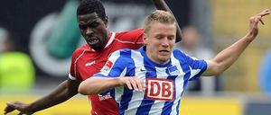 Maik Franz (r.) fällt nach dem verheerenden Zweikampf mit Kaiserslauterns Mohammed Idrissou mehrere Monate aus.