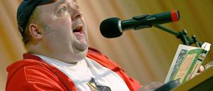 Dirk Bach stirbt unerwartet im Alter von 51 Jahren.