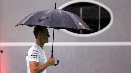 Und dann stehst du im Regen... Michael Schumacher weiß noch nicht, wohin es nach dem Aus bei Mercedes für ihn geht.