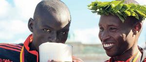 Ein Schluck für den Zweiten. Dennis Kimetto (l.) bekommt vom Marathon-Sieger Geoffrey Mutai etwas Siegerbier.