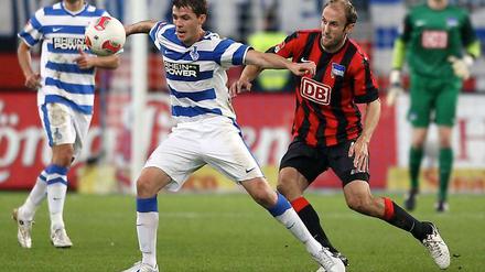 Herthas Roman Hubnik (r.) im Duell mit Ex-Herthaner Valeri Domowtschiski.